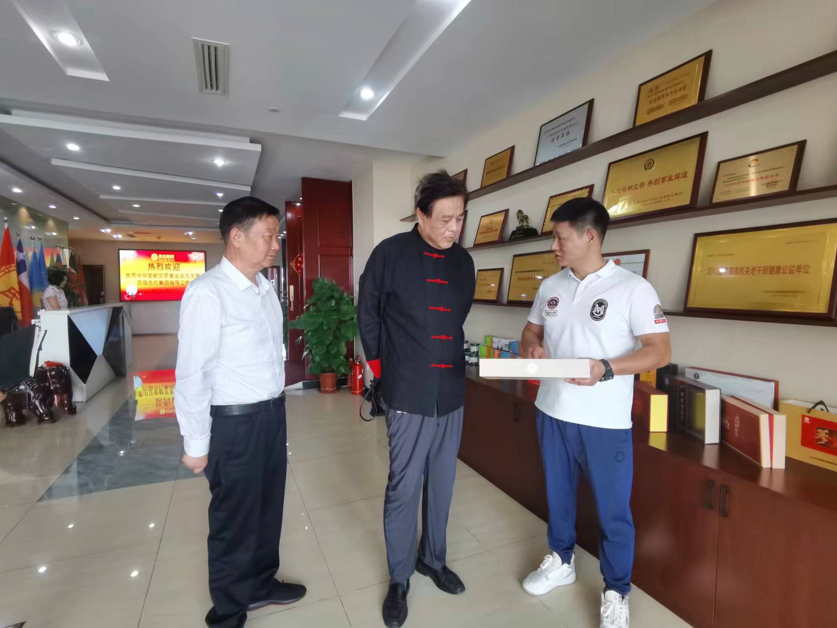 世界中华爱新觉罗基金会主席金方利到访岳氏集团