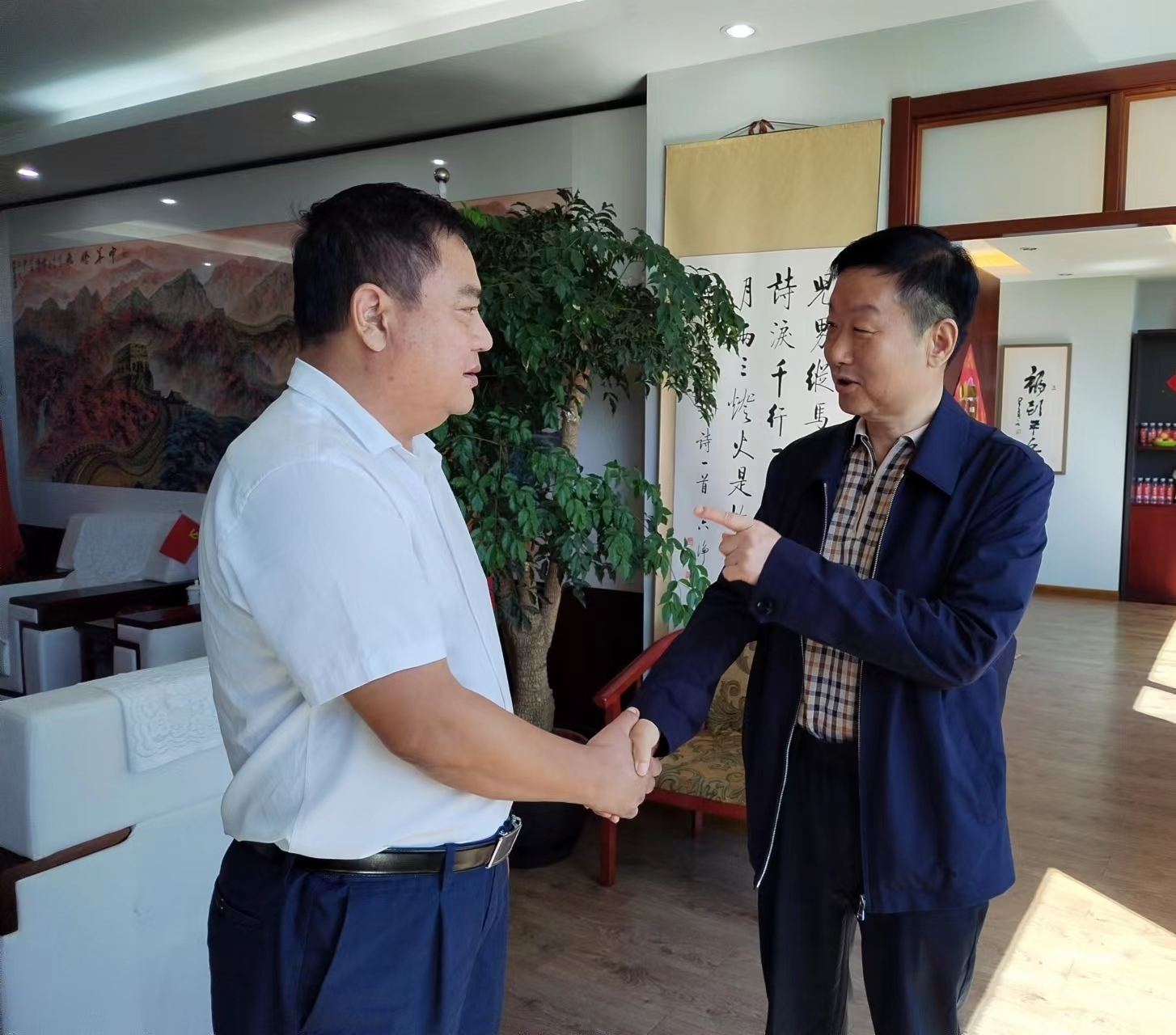 云南澜沧县县长左应华一行到访岳氏集团总部
