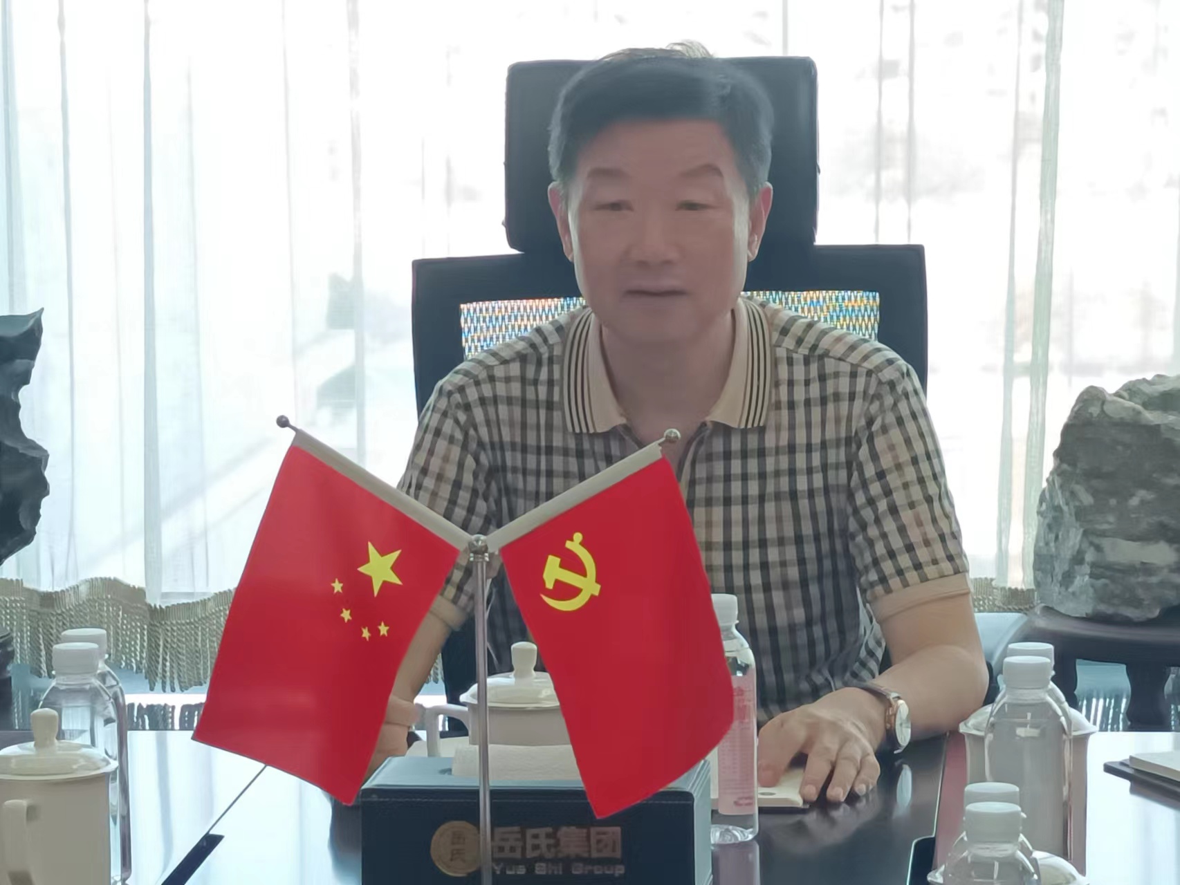 连手机都放不下，你还能放下什么？——岳氏集团召开季度管理工作恳谈会