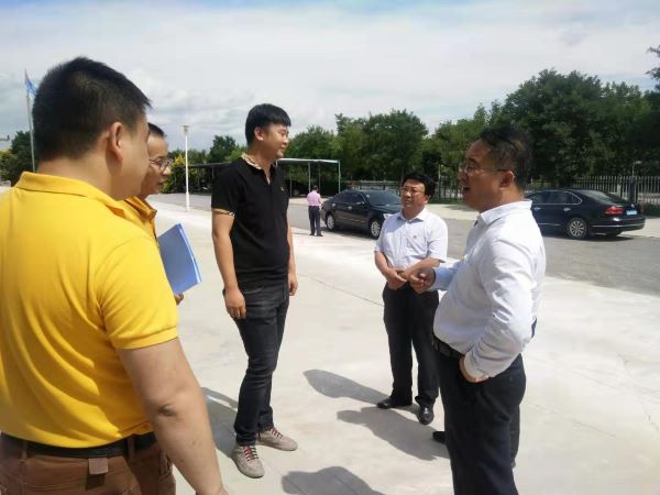 海原县徐海宁书记视察宁夏岳氏服装公司