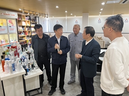 岳氏集团岳平安董事长带队考察无锡伙伴日化科技有限公司