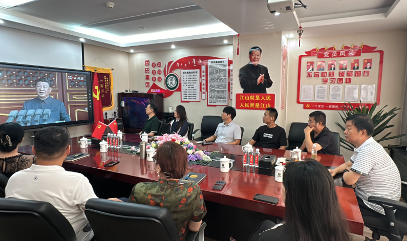 岳氏集团组织观看抗战胜利阅兵，爱国情怀激荡人心